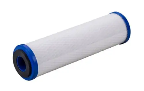Weißer Aktivkohlefiltereinsatz mit blauen und schwarzen Rändern, geeignet für Wasserfiltrationssysteme der Marke Grünbeck.